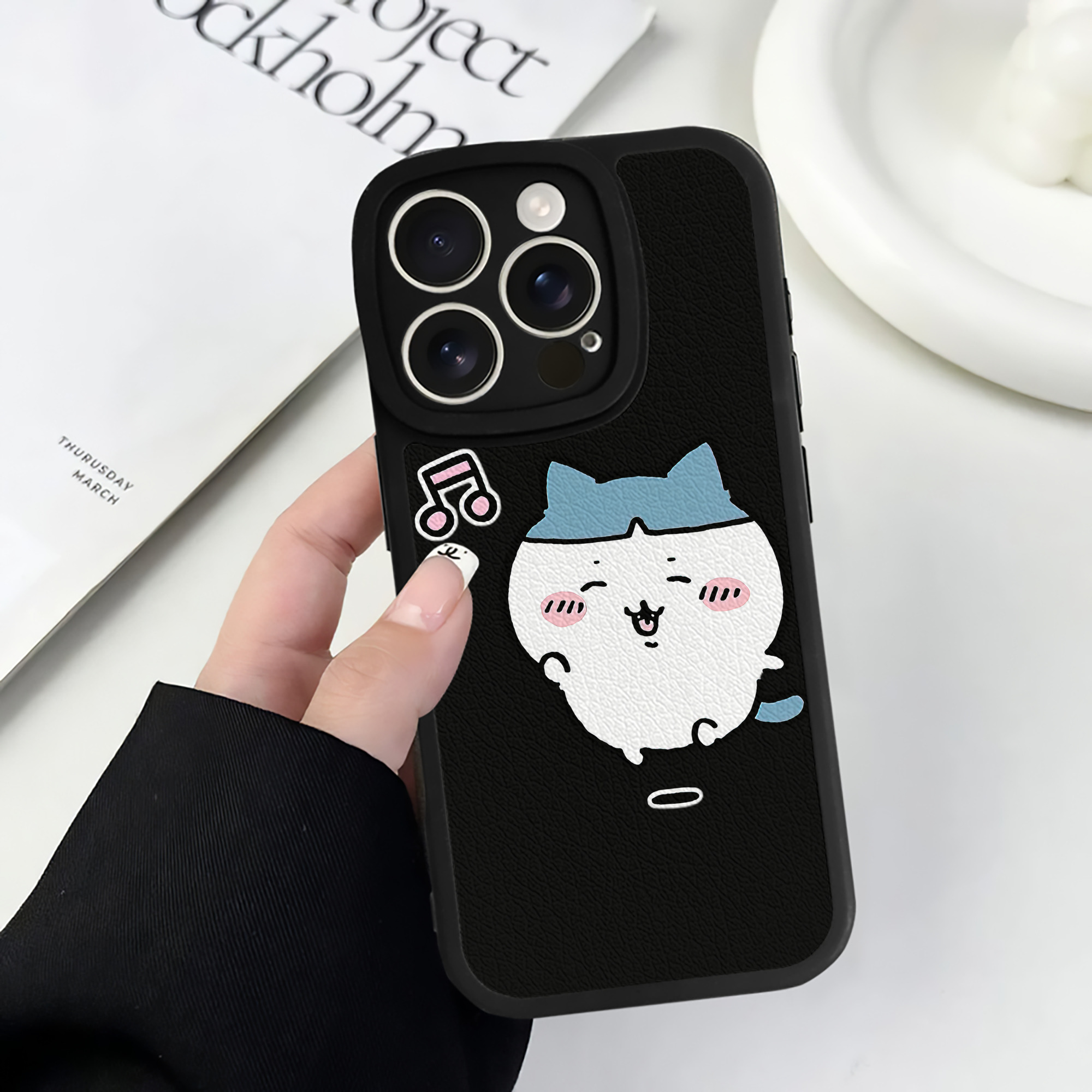 （画像用） ちいかわ ハチワレ Chii-kawa hachiware 【iPhone 16シリーズ対応】シリコンスマホケース（レザー調） 材質：シリコン